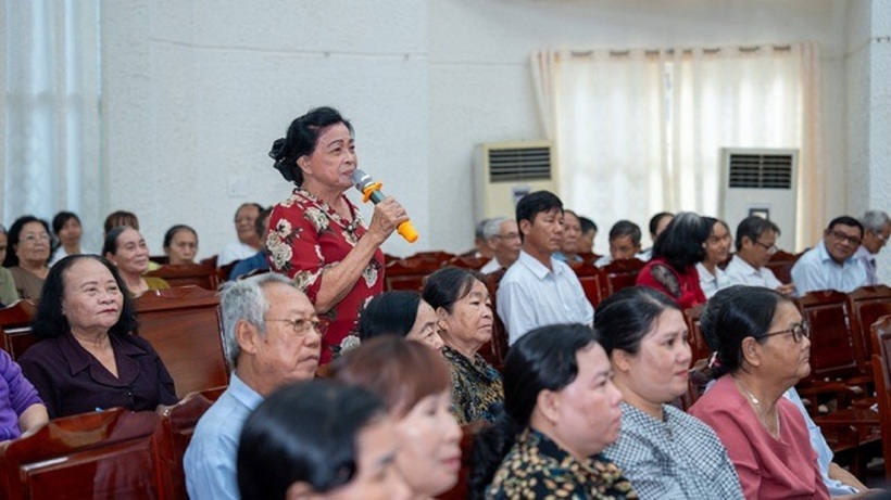 Cử tri trình bày ý kiến đến các đại biểu ứng cử, kỳ vọng vào việc giải quyết các chính sách an sinh, hạ tầng giao thông tại địa phương.
