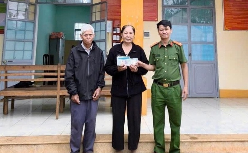 Ông Dim (bìa trái) trao lại tài sản đã nhặt được cho bà Lan (giữa). (Ảnh: Báo Gia Lai)