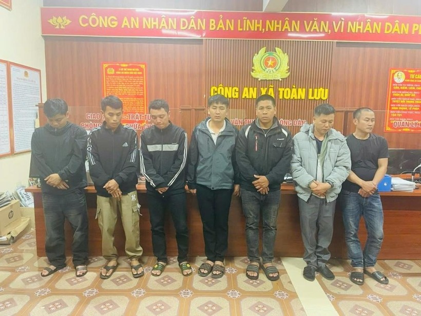 Các đói tượng tham gia đánh bạc tại trụ sở Công an xã Toàn Lưu. Ảnh: Công an tỉnh Hà Tĩnh