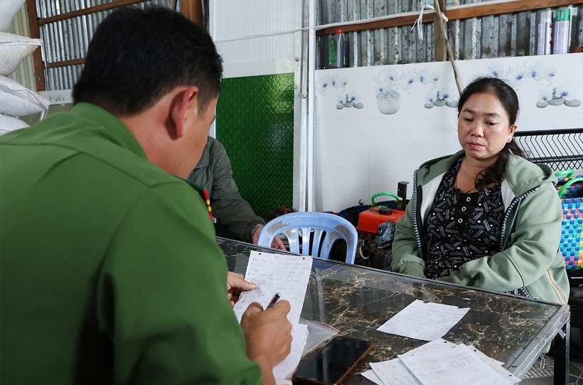 Lực lượng Công an làm việc với Cao Thị Thu Hồng