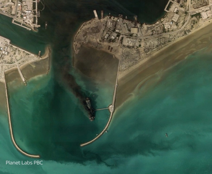 Tàu IRIS Makran bốc khói sau cuộc không kích ngày 2/3. Ảnh: Planet Labs PBC.