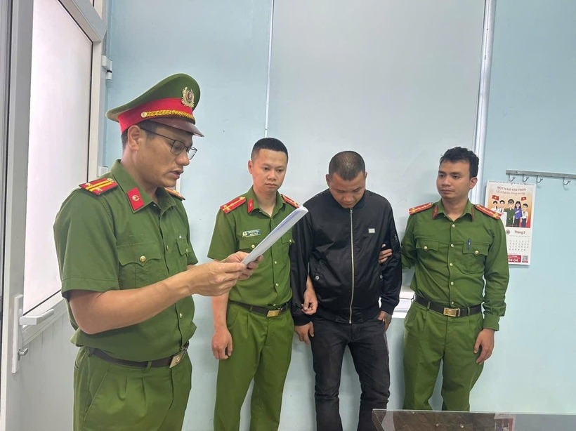 Cơ quan Công an tống đạt quyết định khởi tố bị can và thi hành lệnh bắt tạm giam 4 tháng đối. Ảnh: Báo Tiền phong.