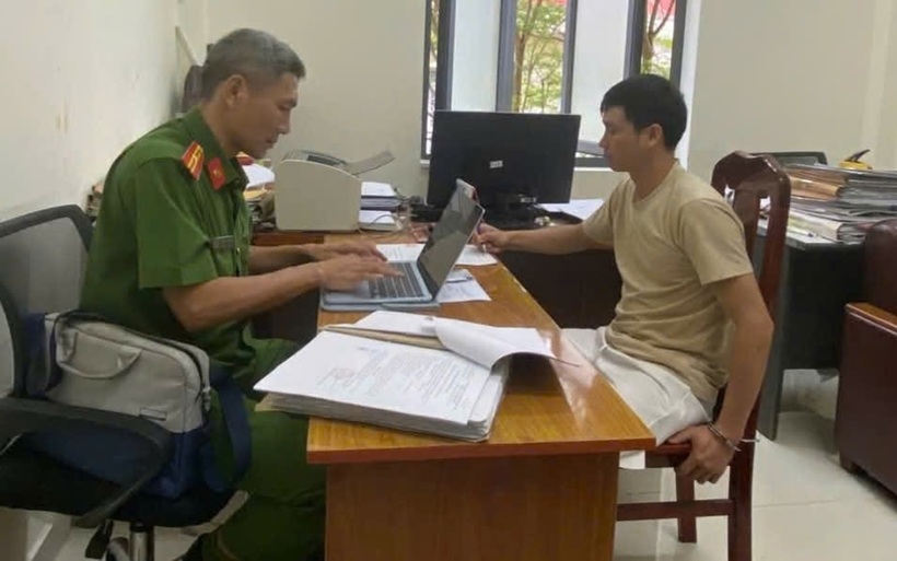 Lực lượng công an làm việc, lấy lời khai đối tượng. Ảnh: Báo Lâm Đồng