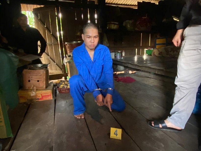 Đối tượng Tạ Quốc Hùng tại hiện trường vụ việc. Ảnh: Công an tỉnh Quảng Ngãi.