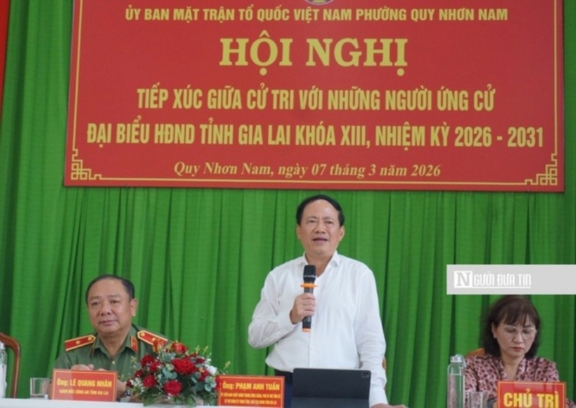 Chủ tịch UBND tỉnh Gia Lai Phạm Anh Tuấn trao đổi với cử tri phường Quy Nhơn Nam