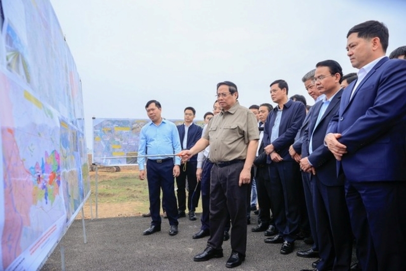 Thủ tướng kiểm tra thực địa tình hình thực hiện dự án Tuyến đường kết nối sân bay Gia Bình với Thủ đô Hà Nội; dự án Đầu tư xây dựng đường Vành đai 4 - Vùng Thủ đô Hà Nội (đoạn qua địa phận tỉnh Bắc Ninh) (Ảnh: VGP).