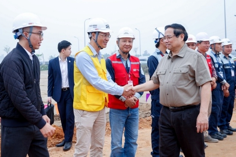 Thủ tướng kiểm tra tình hình triển khai các hạng mục như nhà ga VIP, đài kiểm soát không lưu, xây dựng khu tái định cư (Ảnh: VGP).