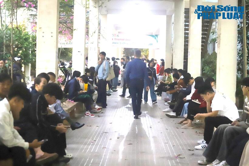 Nhiều sĩ tử có mặt từ sáng sớm tham dự kỳ thi Đánh giá Năng lực 2026