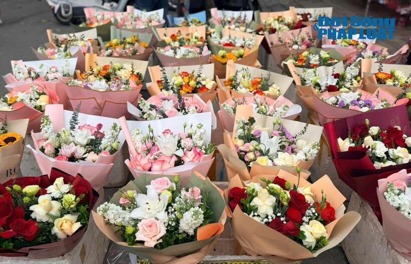 Nhiều mẫu hoa tươi được các cửa hàng bày bán đa dạng phục vụ nhu cầu quà tặng dịp 8/3.
