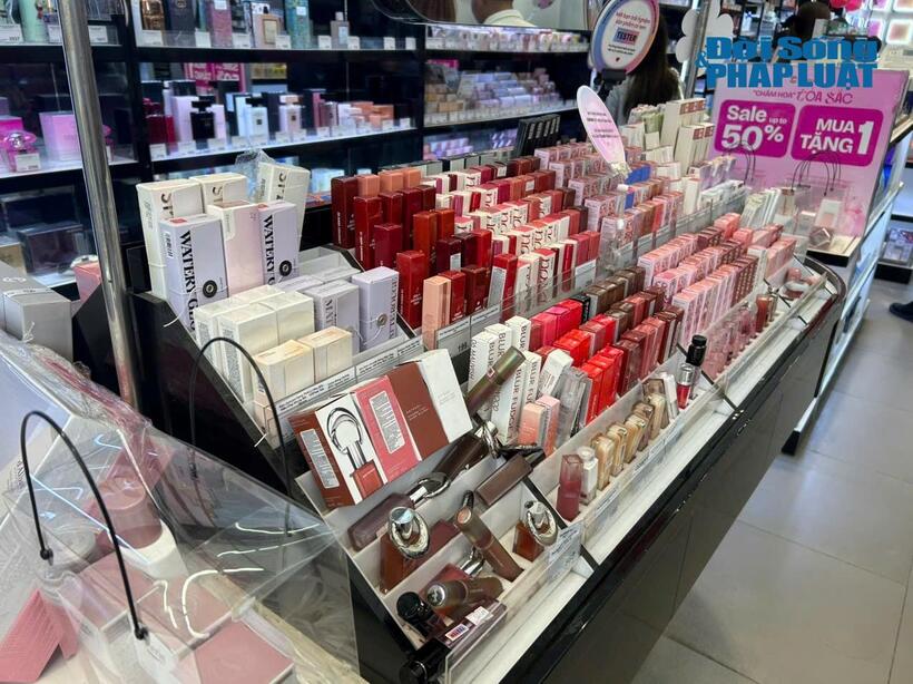 Các cửa hàng mỹ phẩm trên đường Nguyễn Trãi trưng bày nhiều combo quà tặng dịp 8/3.