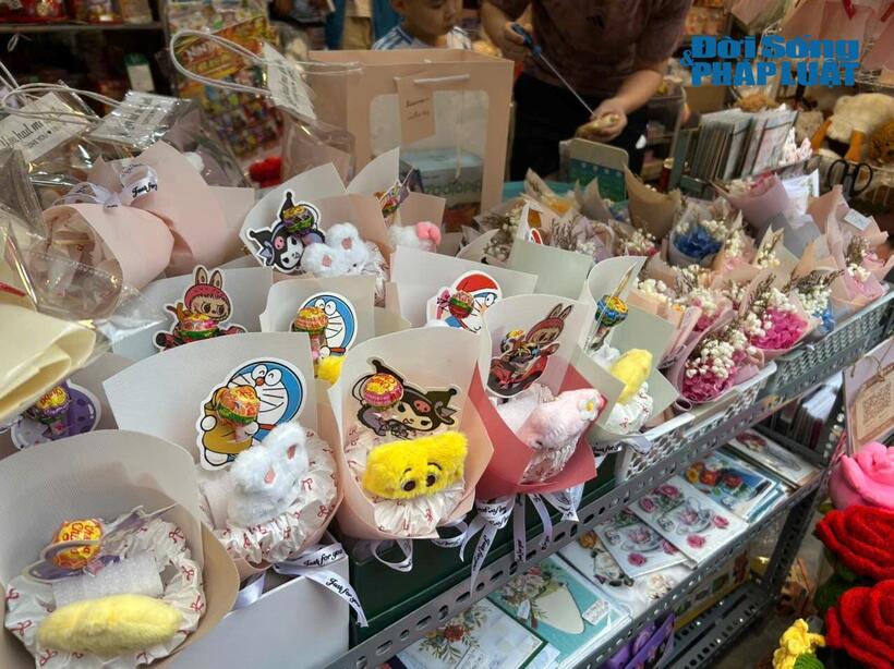 Gấu bông và quà lưu niệm là lựa chọn phổ biến của nhiều bạn trẻ trong dịp 8/3.