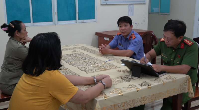 Nguyễn Thị K.T tại cơ quan Công an. Ảnh: Công an Đồng Tháp