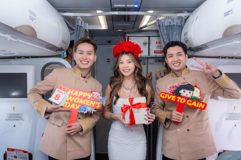 Bay cùng Vietjet ngày 8/3: Khoang máy bay rộn ràng với hoa hồng, quà tặng và mini game trúng 1 chỉ vàng - 1