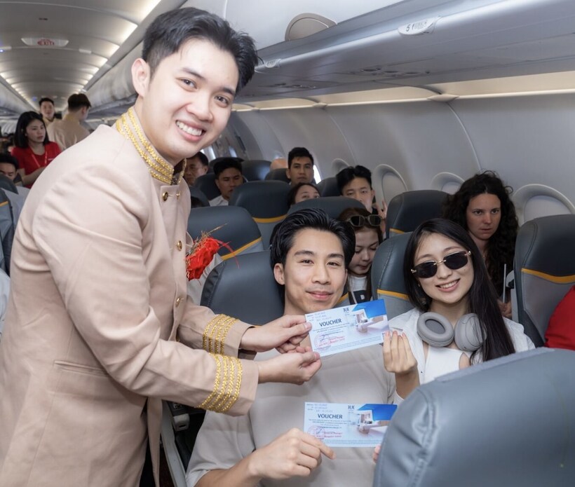 Bay cùng Vietjet ngày 8/3: Khoang máy bay rộn ràng với hoa hồng, quà tặng và mini game trúng 1 chỉ vàng - 10