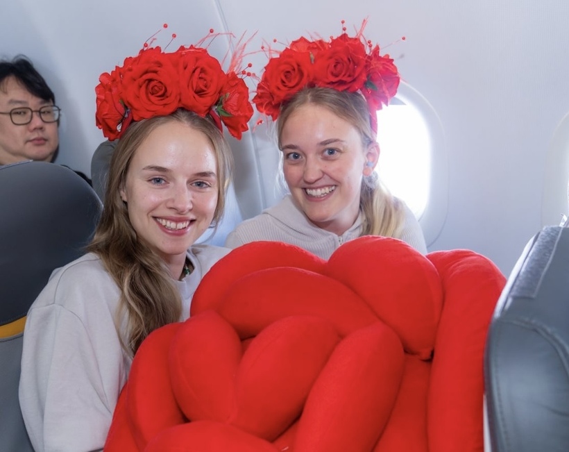 Bay cùng Vietjet ngày 8/3: Khoang máy bay rộn ràng với hoa hồng, quà tặng và mini game trúng 1 chỉ vàng - 12