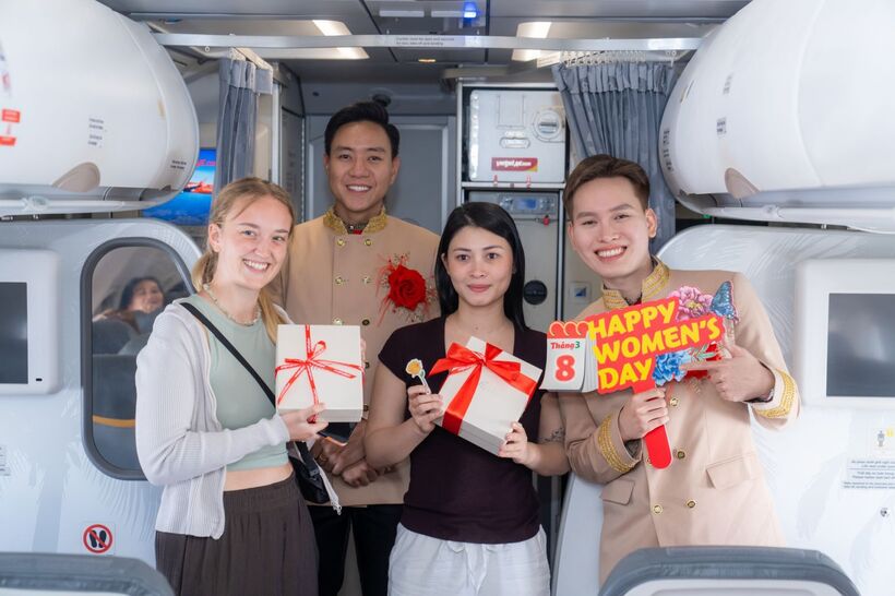Bay cùng Vietjet ngày 8/3: Khoang máy bay rộn ràng với hoa hồng, quà tặng và mini game trúng 1 chỉ vàng - 2