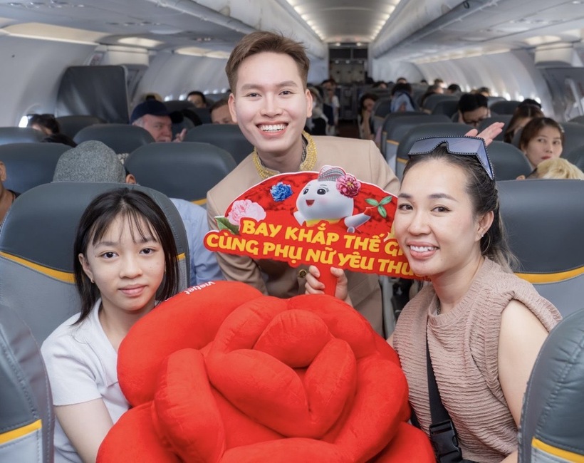 Bay cùng Vietjet ngày 8/3: Khoang máy bay rộn ràng với hoa hồng, quà tặng và mini game trúng 1 chỉ vàng - 4