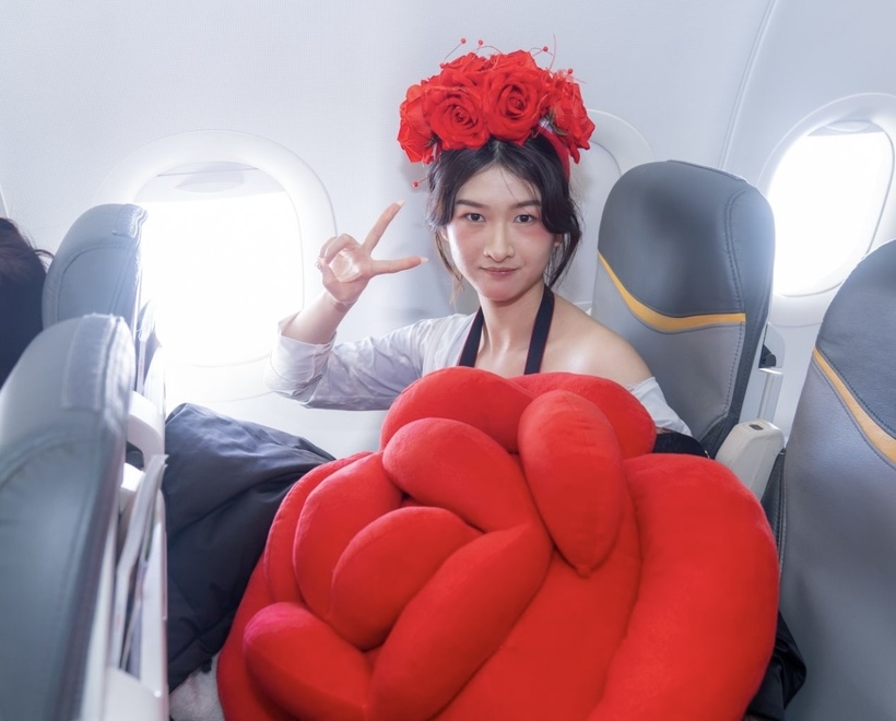 Bay cùng Vietjet ngày 8/3: Khoang máy bay rộn ràng với hoa hồng, quà tặng và mini game trúng 1 chỉ vàng - 5