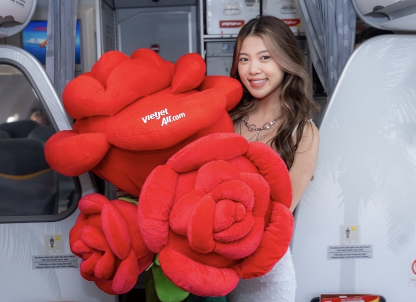 Bay cùng Vietjet ngày 8/3: Khoang máy bay rộn ràng với hoa hồng, quà tặng và mini game trúng 1 chỉ vàng - 6