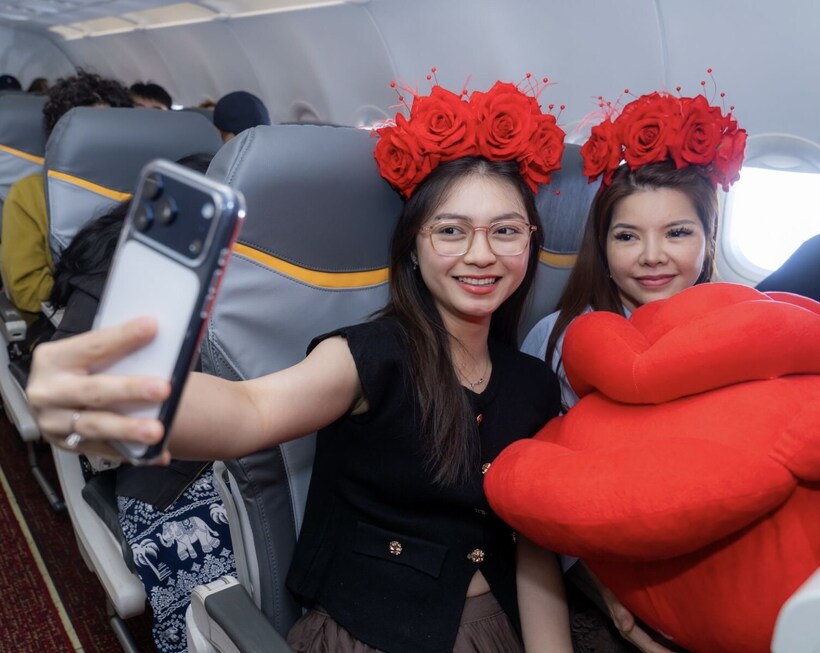 Bay cùng Vietjet ngày 8/3: Khoang máy bay rộn ràng với hoa hồng, quà tặng và mini game trúng 1 chỉ vàng - 7