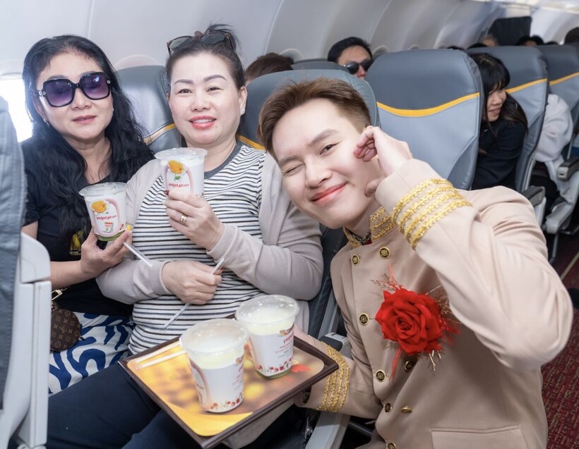 Bay cùng Vietjet ngày 8/3: Khoang máy bay rộn ràng với hoa hồng, quà tặng và mini game trúng 1 chỉ vàng - 8