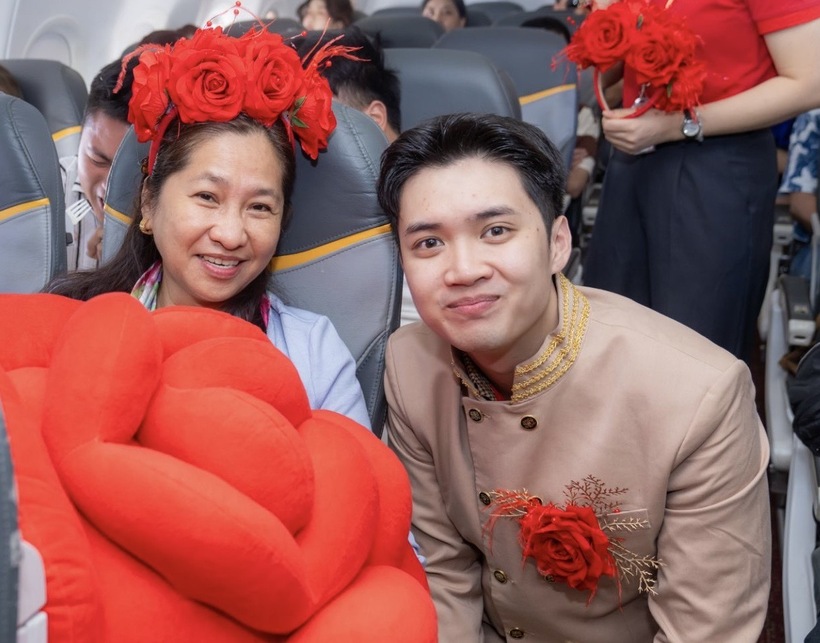 Bay cùng Vietjet ngày 8/3: Khoang máy bay rộn ràng với hoa hồng, quà tặng và mini game trúng 1 chỉ vàng - 9