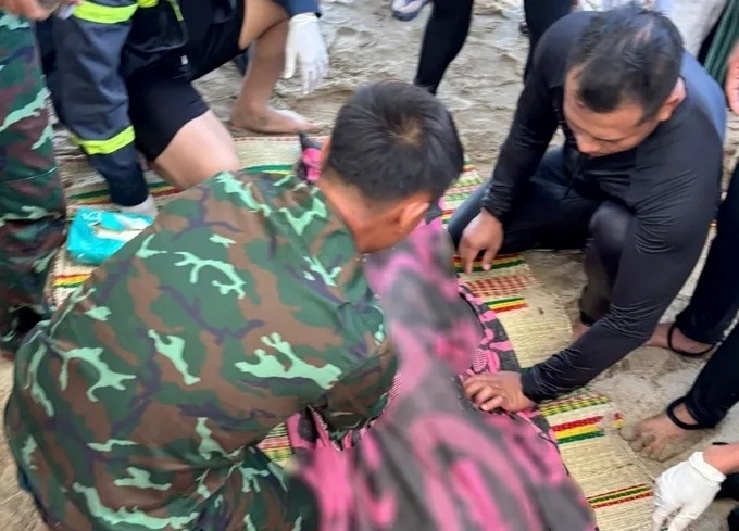 Lực lượng chức năng tìm thấy thi thể một bé trai nghi bị đuối nước tại khu vực bờ kè biển thuộc phường Đông Hải. Ảnh: Lao động