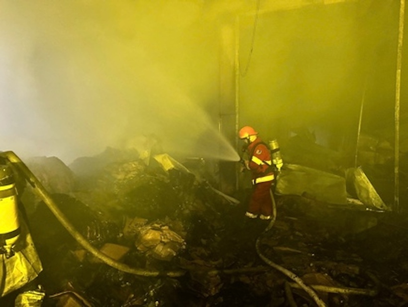 Các lực lượng tổ chức triển khai chữa cháy và rà soát hiện trường