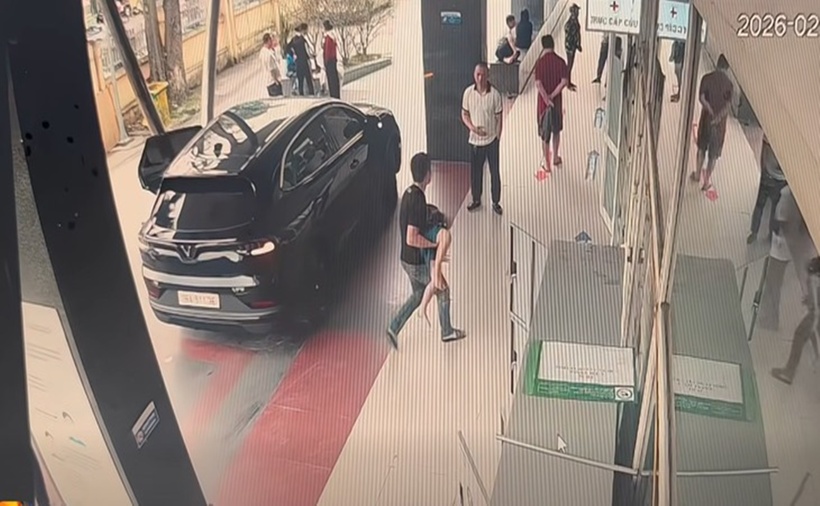 Khoảnh khắc tài xế bế cháu bé 7 tuổi hóc dị vật đi cấp cứu tại Bệnh viện Đa khoa Bắc Ninh số 1. (Ảnh: Tuổi trẻ)