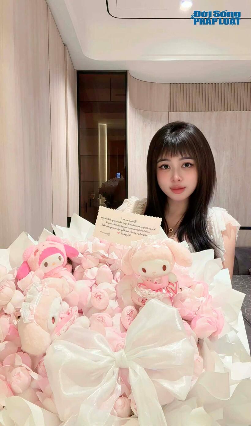 Chị Đồng Ly nhận bó hoa sáp nhân dịp 8/3 từ người thân cho biết, món quà tuy giản dị nhưng chứa đầy tình cảm.