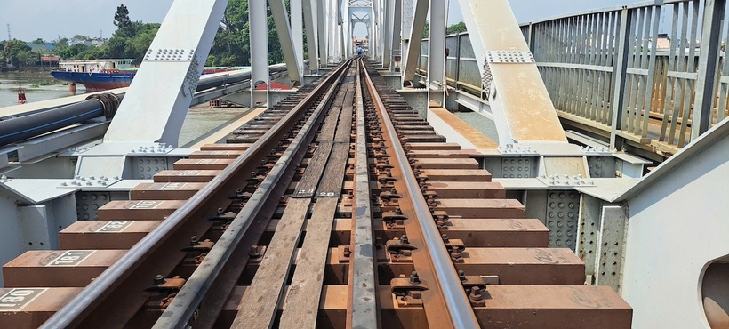 Sà lan va vào cầu Ghềnh khiến tuyến đường sắt Bắc - Nam gián đoạn