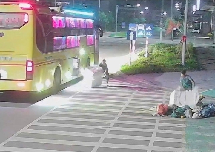 Camera ghi lại nhân viên xe khách giường nằm vô tư mang những túi rác trong cốp xe xả ra ven đường ở TP Huế. Ảnh: VTC News