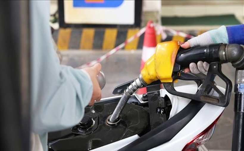 Sở Công Thương Vĩnh Long xử lý cửa hàng xăng dầu tự ý ngưng hoạt động. (Ảnh: TTXVN)