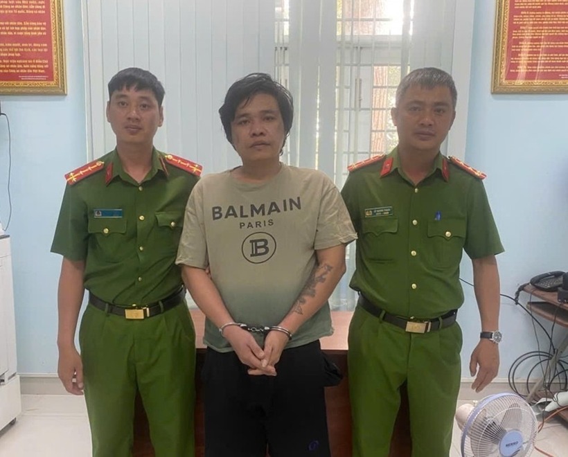 Đối tượng truy nã Trần Thái Ngọc (giữa)