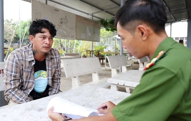 Đối tượng Nguyễn Văn Tuấn khi bị bắt. Ảnh: Lao động