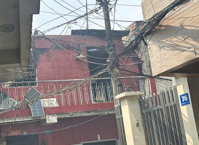 Trong căn nhà 76/2A hoàn toàn cháy rụi, nhiều đồ đạc hư hỏng nặng. (Ảnh: Người lao động)