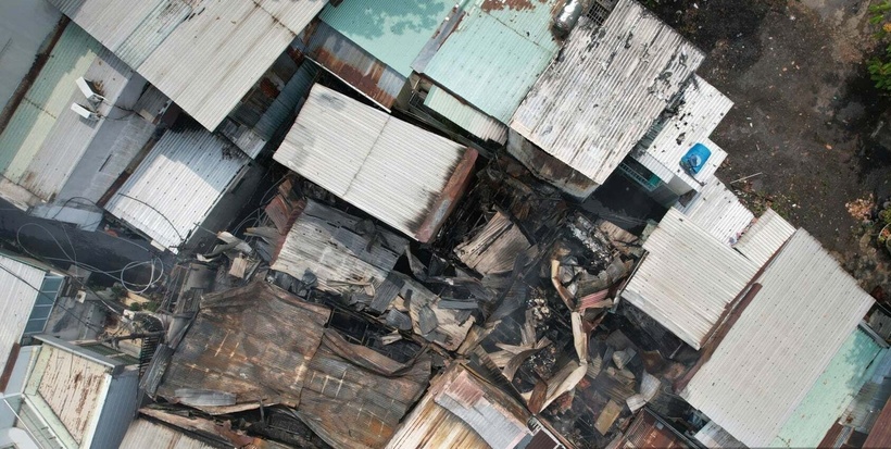 Vụ hỏa hoạn đã ảnh hưởng trực tiếp đến 5 căn nhà. (Ảnh: Dân Việt)