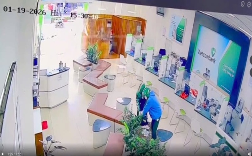 Hiện trường xảy ra vụ cướp ngân hàng. (Ảnh: Công an nhân dân)