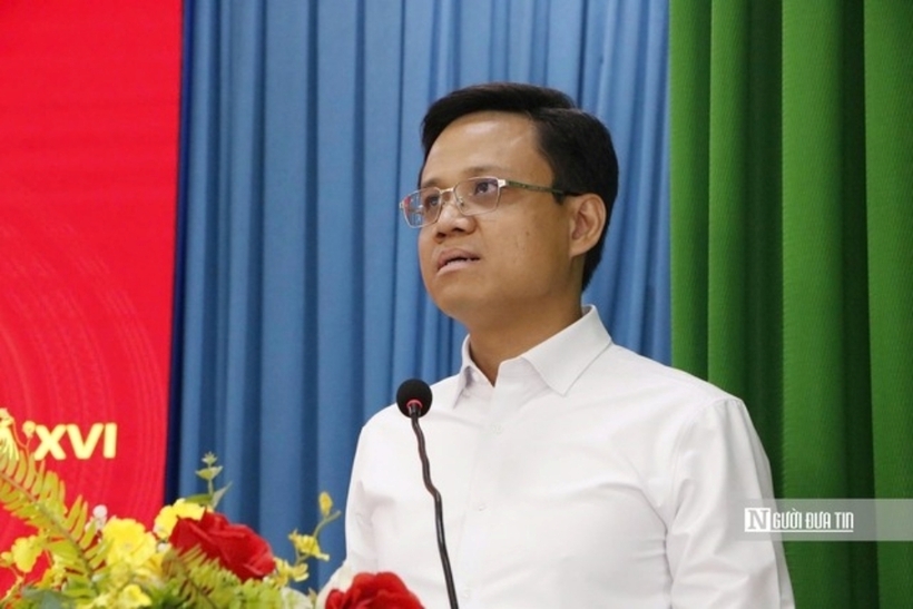 Ông Nguyễn Thế Duy trình bày trước cử tri về những định hướng, cam kết đồng hành trong việc xây dựng hạ tầng và nhà ở xã hội, góp phần công tác an sinh cho người dân.