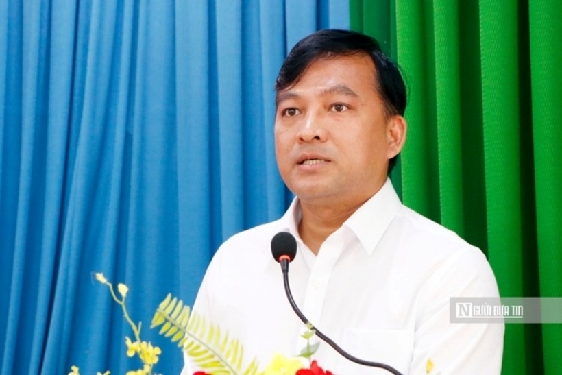 Ông Dương Long Thành trình bày trước cử tri.