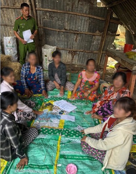 Lực lượng Công an xã Long Phú bắt quả tang các đối tượng đánh bạc tại hiện trường. (Ảnh: Công an TP.Cần Thơ)