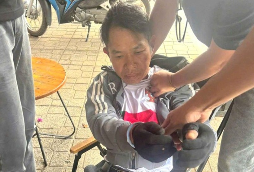 Đối tượng trốn truy nã khi đang ngồi uống cà phê. Ảnh: Báo Dân trí.