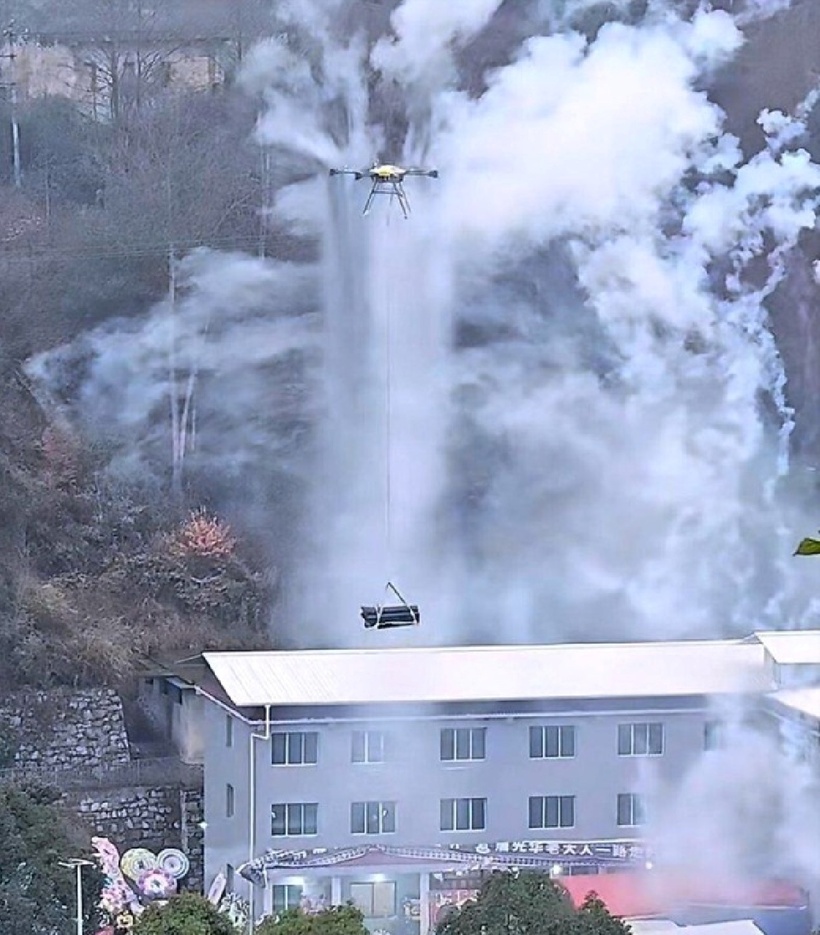 Gia đình thuê drone vận chuyển quan tài nặng 500kg lên núi an táng. Ảnh: News.