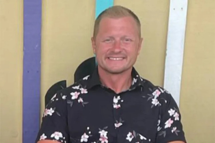 Nam giáo viên Jason Hughes