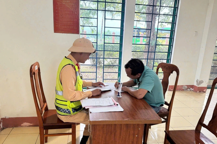 Tài xế D. đã bị xử phạt hành chính 43,5 triệu đồng và bị trừ 12 điểm trên giấy phép lái xe. Ảnh: PLO.