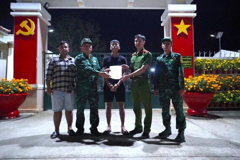 Đồn Biên phòng cửa khẩu Mỹ Quý Tây đã bàn giao Lê Anh Tuấn cho lực lượng Công an TP.HCM. (Ảnh: PLO)
