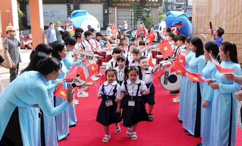 Năm 2026, Sở GD&ĐT TP.HCM tiếp tục duy trì nguyên tắc tuyển sinh là học sinh được học tại trường gần nơi ở thực tế, bảo đảm 100% trẻ trong độ tuổi có chỗ học. Ảnh minh họa