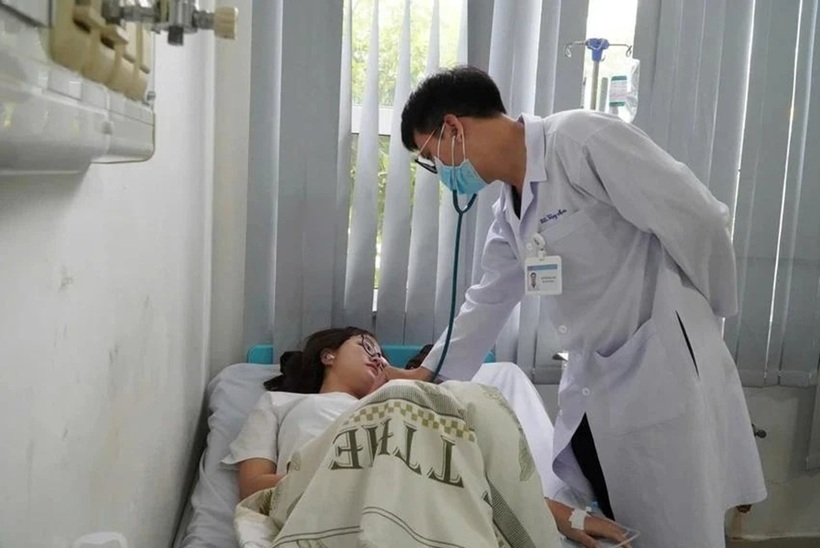 Bác sĩ Bệnh viện Đa khoa Vũng Tàu theo dõi sức khỏe bệnh nhân nghi ngộ độc thực phẩm sau khi ăn bánh mì. Ảnh: PLO