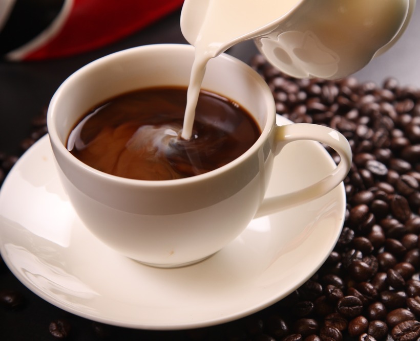 Uống nhiều cà phê có đường có khả năng làm tăng hàm lượng caffeine, đường và các chất kích thích khác dẫn đến quá tải hệ thống điều hòa của thận.