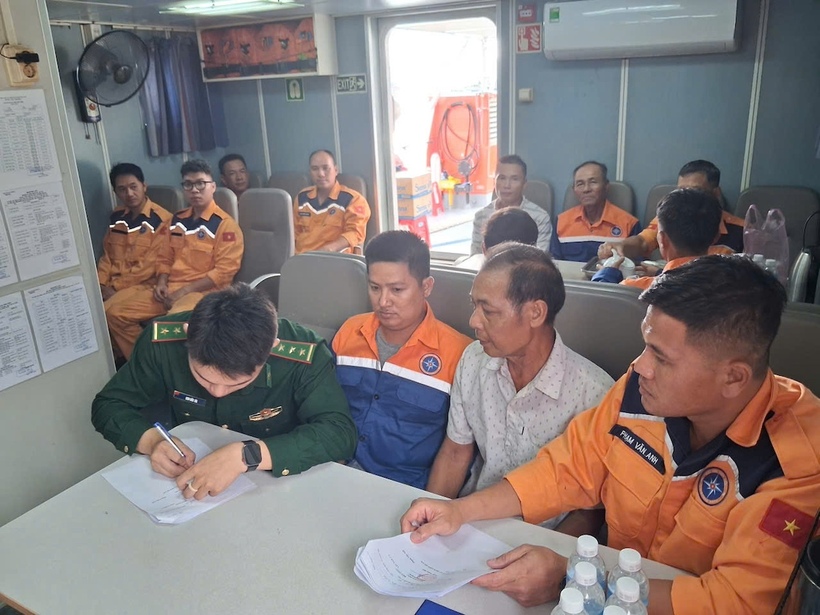 Lực lượng tìm kiếm cứu nạn tiến hành bàn giao 34 ngư dân tàu QNg 95157 TS cho lực lượng chức năng tại phường Nha Trang, Khánh Hòa